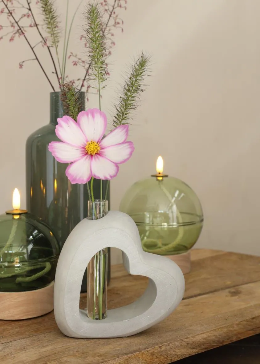 Cœur ouvert en ciment avec tube en verre L. 3,9 x l. 13 x H. 13,2 cm - 6 pièces