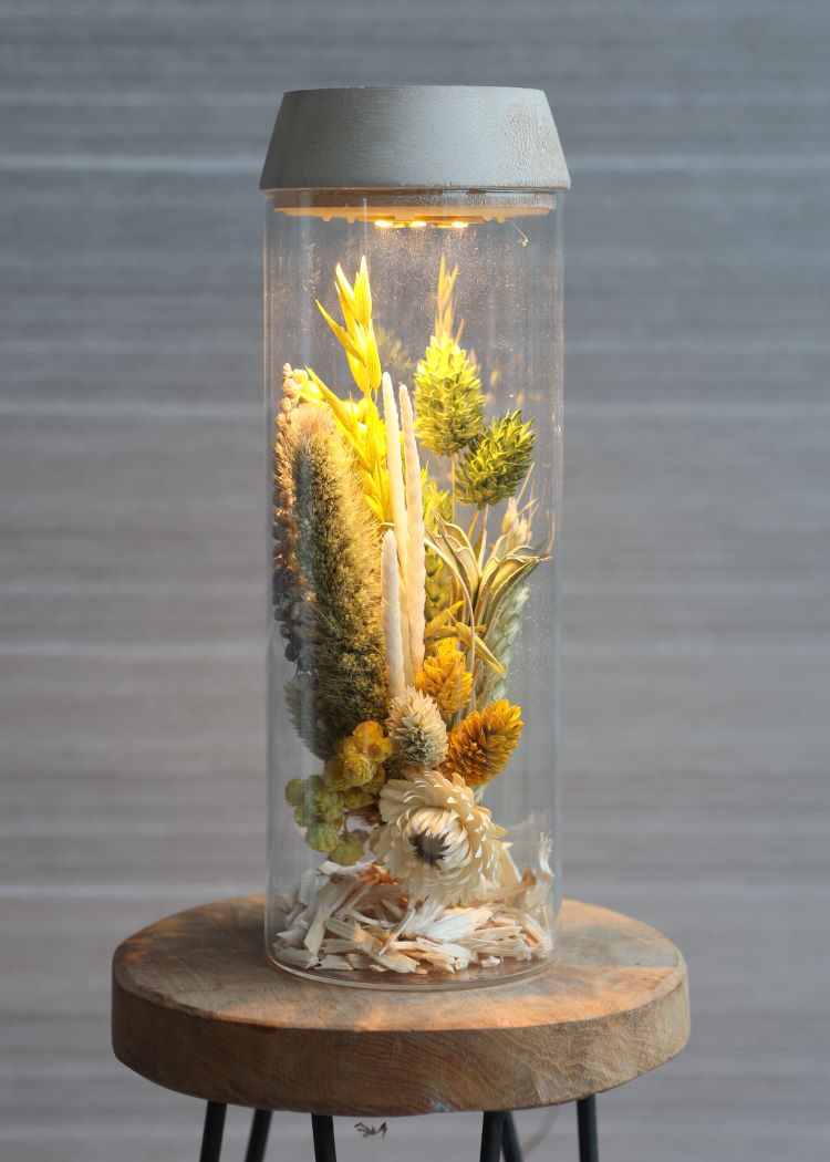 Cylindre en verre avec LED dans un couvercle en bois 23 cm de haut - 1 pièce